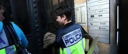 Agentes de la Policía Nacional entran en la sede de Método 3.