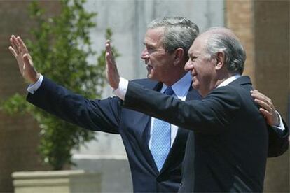 El presidente chileno, Ricardo Lagos, y su homólogo de EE UU, George W. Bush, saludan a su llegada a la cumbre.