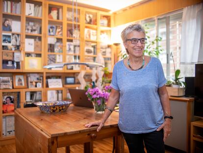 La escritora Anna Freixas, el pasado lunes en su domicilio en Córdoba.