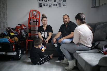 Enriqueta y Francisco junto a su hijo de 2 años y su hija de 12 en el salón de su casa.