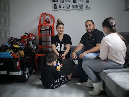 Enriqueta y Francisco junto a su hijo de 2 años y su hija de 12 en el salón de su casa.