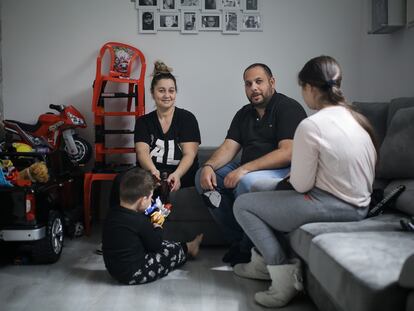 Enriqueta y Francisco junto a su hijo de 2 años y su hija de 12 en el salón de su casa.