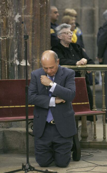 Díaz Ferrán se arrodilla durante la ofrenda al Apóstol en la catedral de Santiago de Compostela, en mayo 2010.