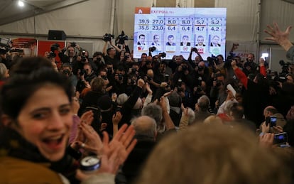Fotògrafs i càmeres segueixen el recompte a peu d'urna amb els seguidors del partit Syriza. El recompte dóna la victòria entre 35,5 i el 39,5 per cent dels vots al partit d'Alexis Tsipras.