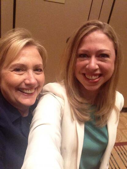 Chelsea Clinton colgó en Twitter esta foto con Hillary Clinton, resaltando que se trataba del primer 'selfie' con su madre.