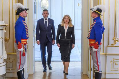 La presidenta eslovaca saliente, Zuzana Caputová, junto a su sucesor, Peter Pellegrini, en una comparecencia conjunta tras el intento de magnicidio, el 16 de mayo en Bratislava. 