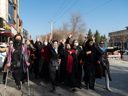 Un grupo de afganas protestan, el 22 de diciembre, contra el veto de los talibán a que las mujeres puedan acceder a la universidad.