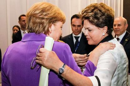 Angela Merkel, canciller alemana, saluda a la presidenta de Brasil, Dilma Rousseff