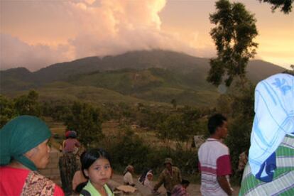 Un grupo de desplazados huye ante la erupción del volcán.