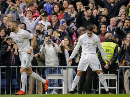 Cristiano celebra el 1-0 ante el Atlhletic junto a Benzema.