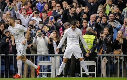 Cristiano celebra el 1-0 ante el Atlhletic junto a Benzema.