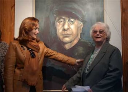 Retrato de Pablo Neruda donado a la fundación que lleva su nombre por la artista española Sofia Grandalia (izquierda), junto a la presidenta de la casa museo de Isla Negra, María Eugenia Samudio (derecha), en Santiago de Chile.