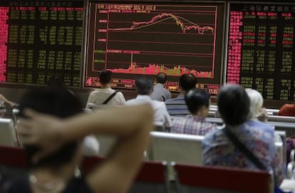 Investidores observam a bolsa da China. 