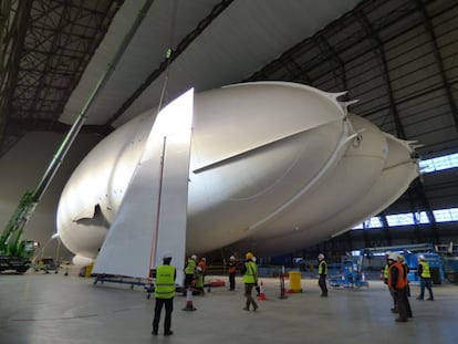 La aeronave Airlander 10 en el hangar.