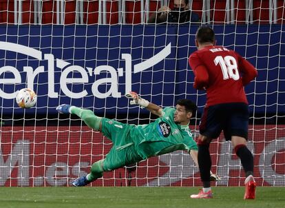 El portero del Celta Matías Dituro detiene el penalti a Rubén García (no aparece en imagen) ante la mirada de Kike.