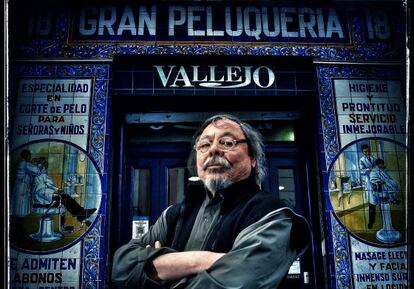 El dise&ntilde;ador Alberto Corazon frente a la peluqueria Vallejo, en Lavapi&eacute;s. 