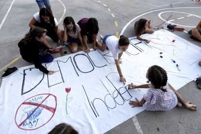 Nenes decoren una pancarta amb el lema 'Democràcia, Independència' en el col·legi Torrent D'en Melis de Barcelona.