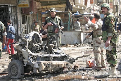 Soldados del ejército hacen guardia en la zona donde ha explotado un coche bomba en el barrio de Bagdad al Gadida (nuevo Bagdad), que ha dejado 4 muertos y 12 heridos.