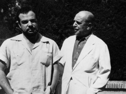 Jaime Gil de Biedma con su padre, Luis Gil de Biedma, en la Nava (Segovia), en 1956, incluida en el libro 'Diarios.1956-1985'.
