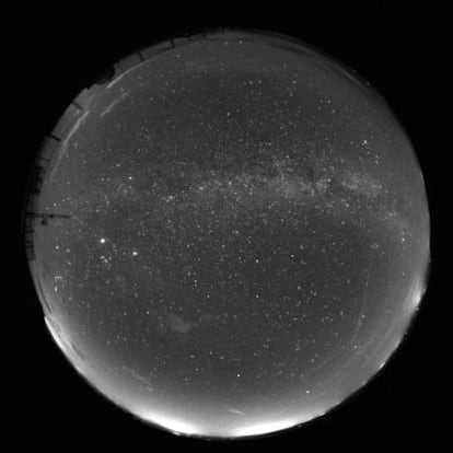 Fotografía de la bóveda celeste, alumbrada por la contaminación lumínica.