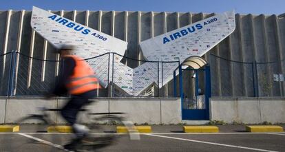 Un ciclista pasa ante la planta de Airbus en Puerto Real.