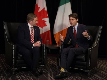 Trudeau y Kenny, primeros ministros de Canadá e Irlanda, durante la reunión oficial donde el canadiense se atrevió con unos calcetines de R2-D2 y C-3PO (personajes de 'La guerra de las galaxias').