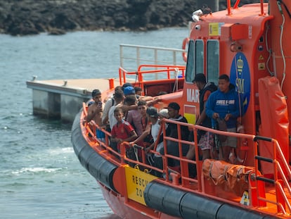 Llegada de un grupo de rescatados de origen magrebí a Órzola, en el norte de Lanzarote.