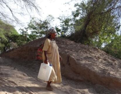Uma mulher da tribo Wayúu vai buscar água.