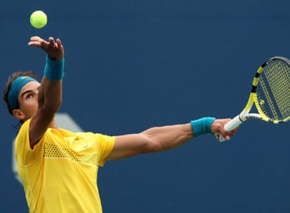 Rafael Nadal se dispone a sacar durante el partido contra Nicolás Almagro.