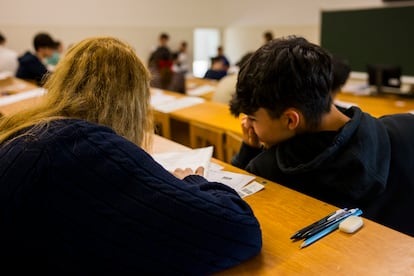 Dos alumnos conversan antes del primer examen en la facultad de Ciencias de la Información de la Universidad de Santiago de Compostela.