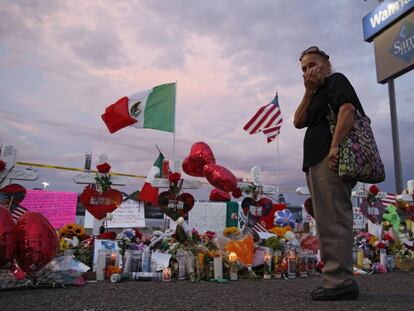 Memorial pelas vítimas de El Paso em uma cerca junto ao Walmart.