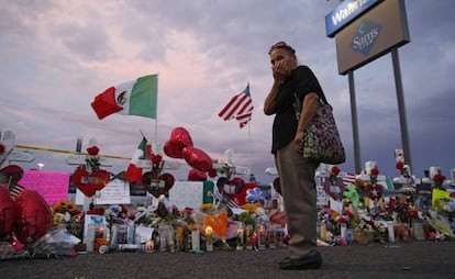 Memorial pelas vítimas de El Paso em uma cerca junto ao Walmart.