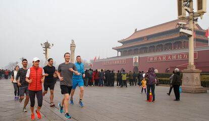 Mark Zuckerberg corriendo en la plaza Tiananmen este viernes.