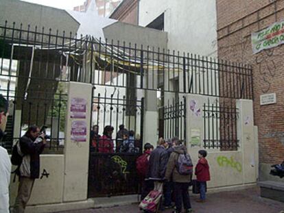 Entrada de alumnos al colegio público García Quintana, de Valladolid, en enero de 2002.