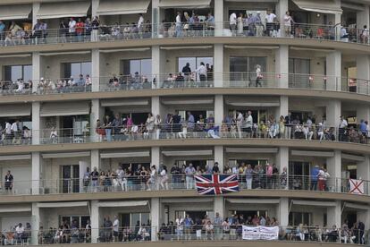 Multitud de espectadores siguen la carrera del Gran Premio de Mónaco desde las terrazas de un edificio en Mónaco, el 27 de mayo de 2018.