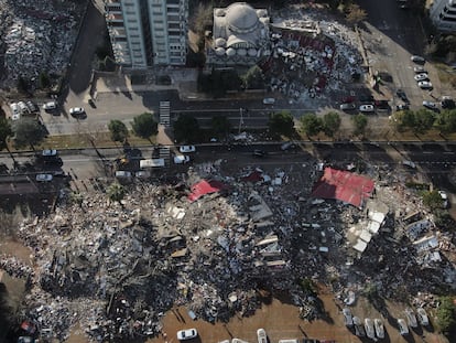 Foto aérea realizada con dron que muestra la destrucción en Kahramanmaras, Turquía.