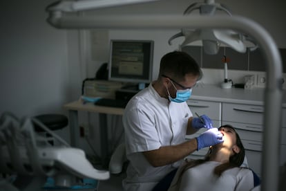 Una mujer en la consulta de un dentista en Barcelona.