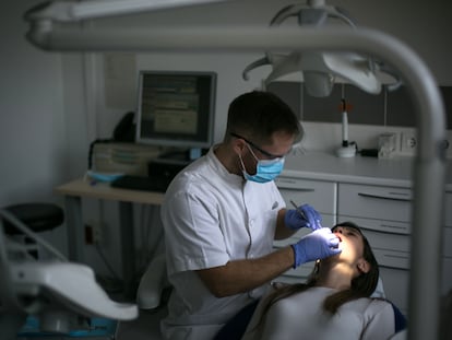 Presentación del servicio municipal de dentista para usuarios derivados por servicios sociales de Barcelona en septiembre de 2018.