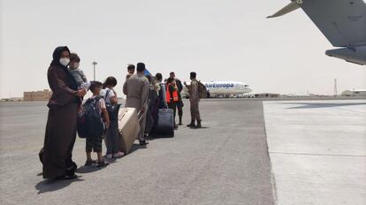 El grupo de evacuados espera en el aeropuerto de Dubái a embarcar en el avión de Air Europa que los trasladará a España.
