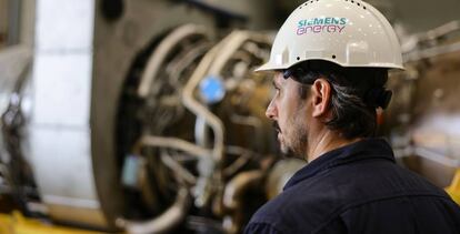 Trabajador de una planta de Siemens, en Alemania.