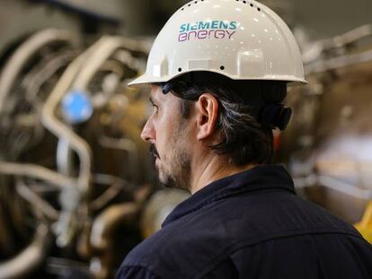 Trabajador de una planta de Siemens, en Alemania. 