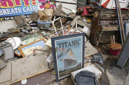 Las graves inundaciones provocadas por las peores lluvias de la década en Australia han causado 15 muertos en todo el Estado de Queensland y han afectado a más de 26.000 edificios en la capital. En la imagen, restos de la decoración de un restaurante en Ipswich, a 40 kilómetros del sureste de Brisbane, la capital del estado de Queensland (Australia).