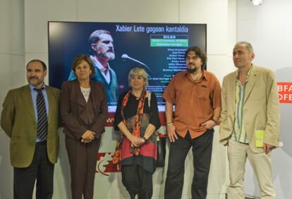 Desde la izquierda, Joxeanjel Arbelitz, Josune Ariztondo, Amaia Zubiria, Petti y Jabier Muguruza, ayer en Bilbao.