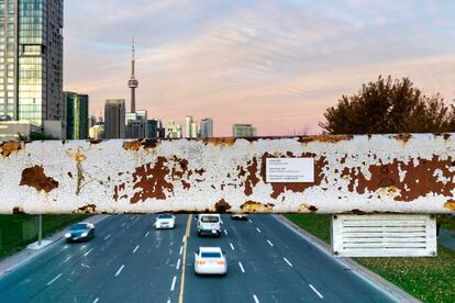 'Camino despejado', una de las falsas instalaciones artísticas de AusterityTo, en Toronto (Canadá)