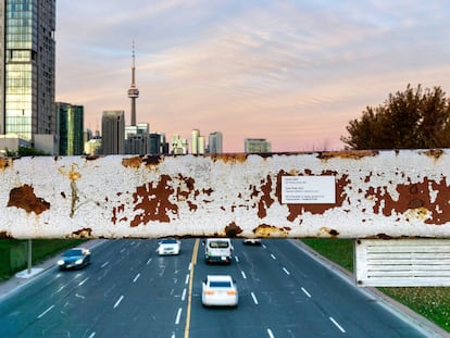 'Camino despejado', una de las falsas instalaciones artísticas de AusterityTo, en Toronto (Canadá)