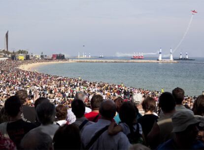 La multitud contemplando una de las acrobacias, ayer, en Barcelona.