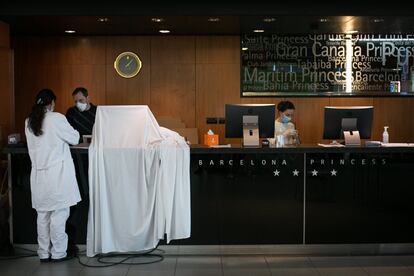 La recepció de l'hotel Barcelona Princess és irreconeixible per a molts aquests dies. La desfilada de maletes habitual dels turistes ha desaparegut.