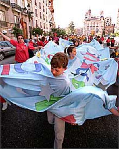 Un grupo de ni?os participantes en el <b></b><i>cercavila</i> celebrado ayer en Valencia.