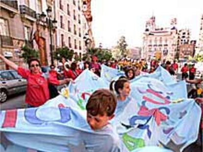 Un grupo de niños participantes en el <b></b><i>cercavila</i> celebrado ayer en Valencia.