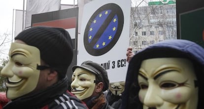 Manifestantes con máscaras de Anonymous protestan contra la UE, hoy en Kiev.